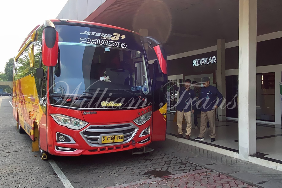 Sewa Medium Bus Pariwisata untuk Antar Jemput Bandara